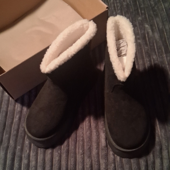 🔥NEW! Black Shearling Lined Platform Ankle Boots Sz 6.5 - Picture 2 of 5